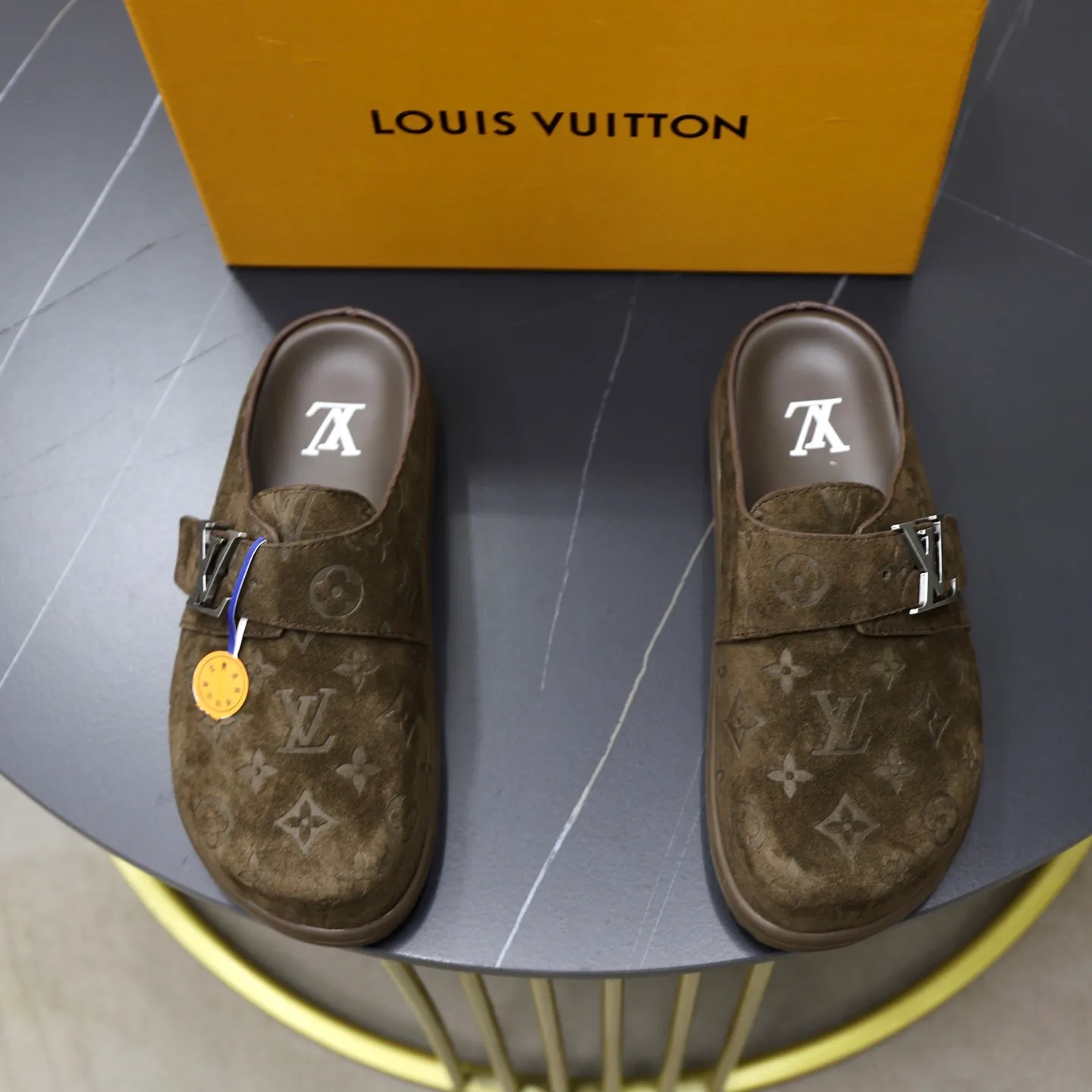 Ex-factory price: 520💰🙅‍♂️🙅‍♂️🙅‍♂️Birkenstock Brand: LV Louis Vuitton Standard code: 38-45 (cowhide lining) Grade: Same as the official website Material: Original leather design Original rubber wear-resistant molded outsole Style category: Men's fashion sandals Distinguished luxury brand elements Top luxury Color: Actual picture color